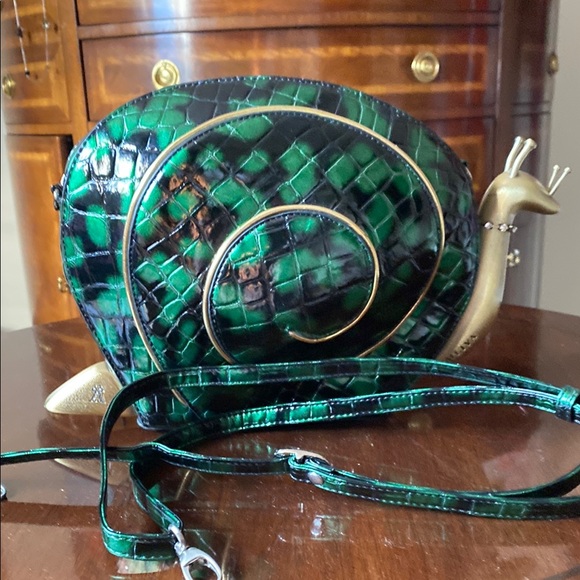 Stylish Snail Crossbody Bag in Green Black and Gold. - Picture 8 of 10